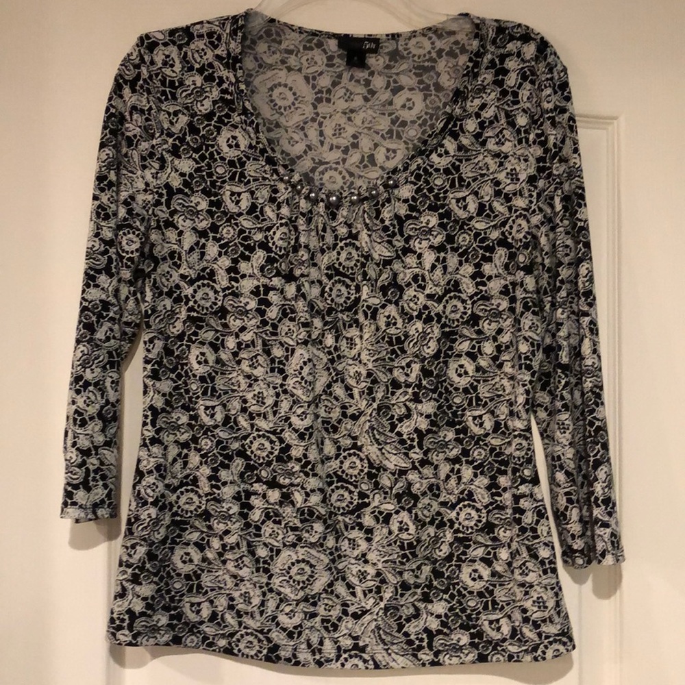 Black and white 3/4 sleeve shirt